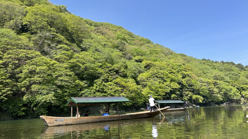 新緑が美しい5月の嵐山・保津川を下る観光船、自然豊かな川下り体験