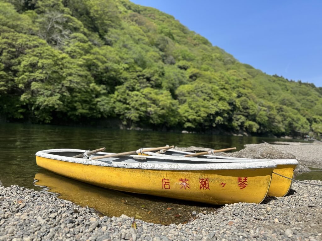 嵐山エリアには保津川下りや手漕ぎボートなど多くの船のアトラクションがあるが、琴ケ瀬茶屋では飲食店専用船という激レア体験ができる