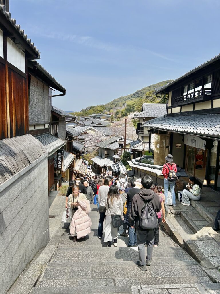 観光客で賑わう京都・産寧坂(三年坂)の石畳と和風の土産店街
