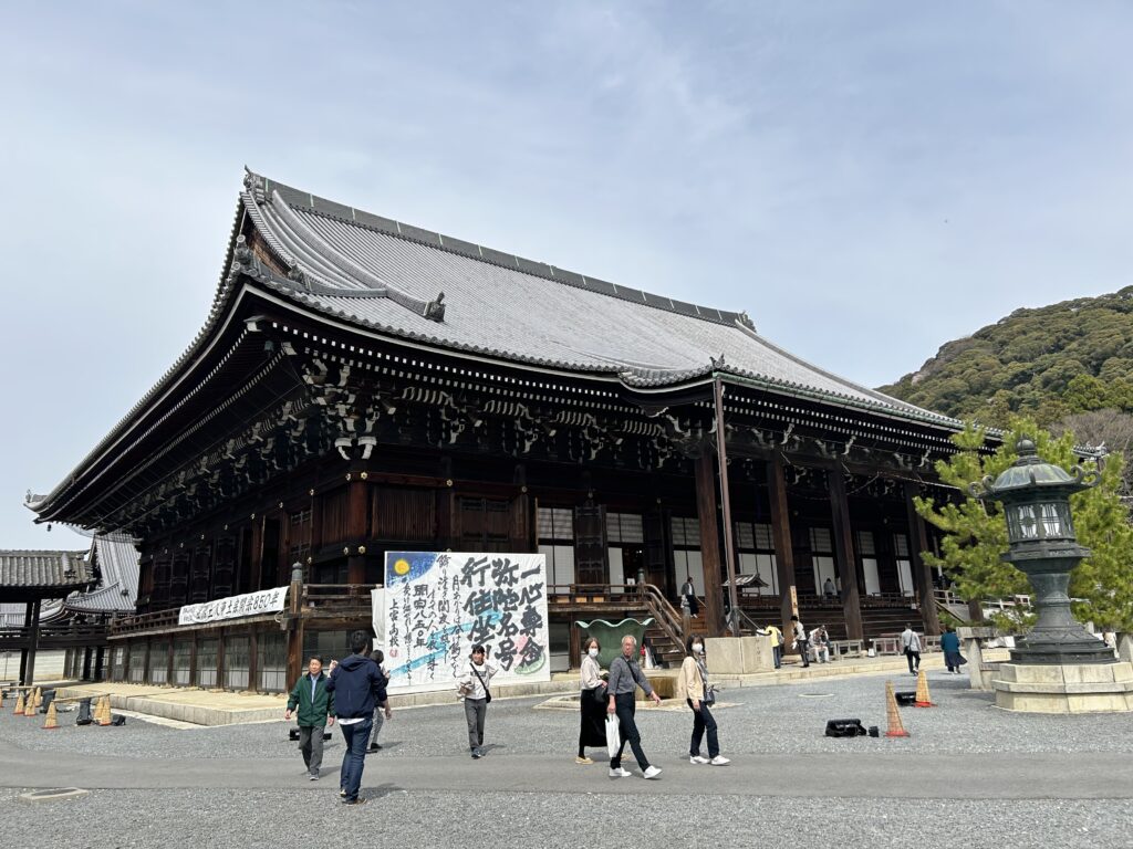 京都・東山エリアの中で知名度で見ると清水寺を下回るものの、圧倒的な見どころのある人気スポットとなっている知恩院