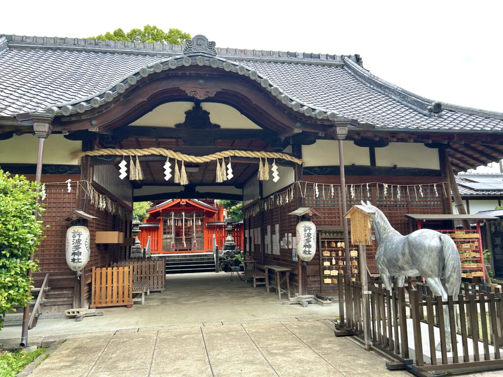 神馬(しんめ)の存在感が強い五ケ庄の許波多神社