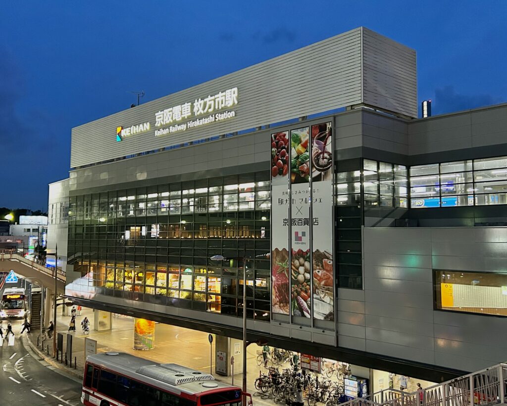 京阪電車枚方市駅前の様子。